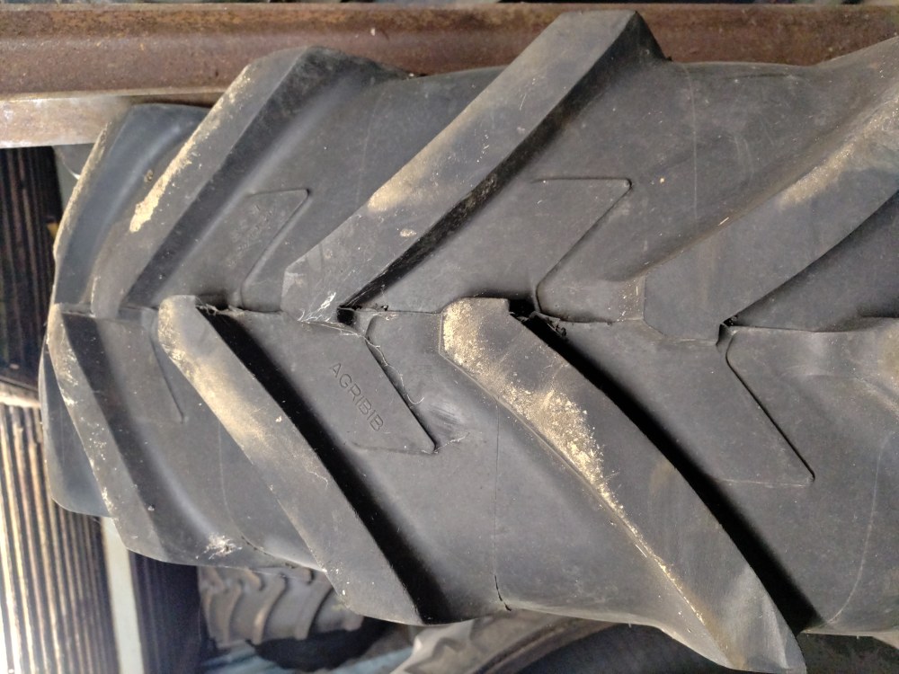 Pneu 420/85R38 (16.9R38)