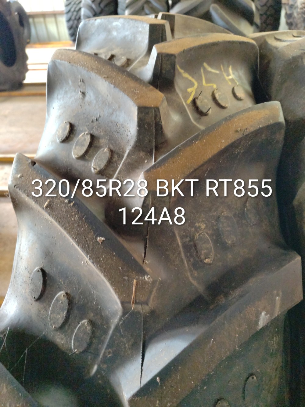Pneu 320/85R28 (12.4R28)