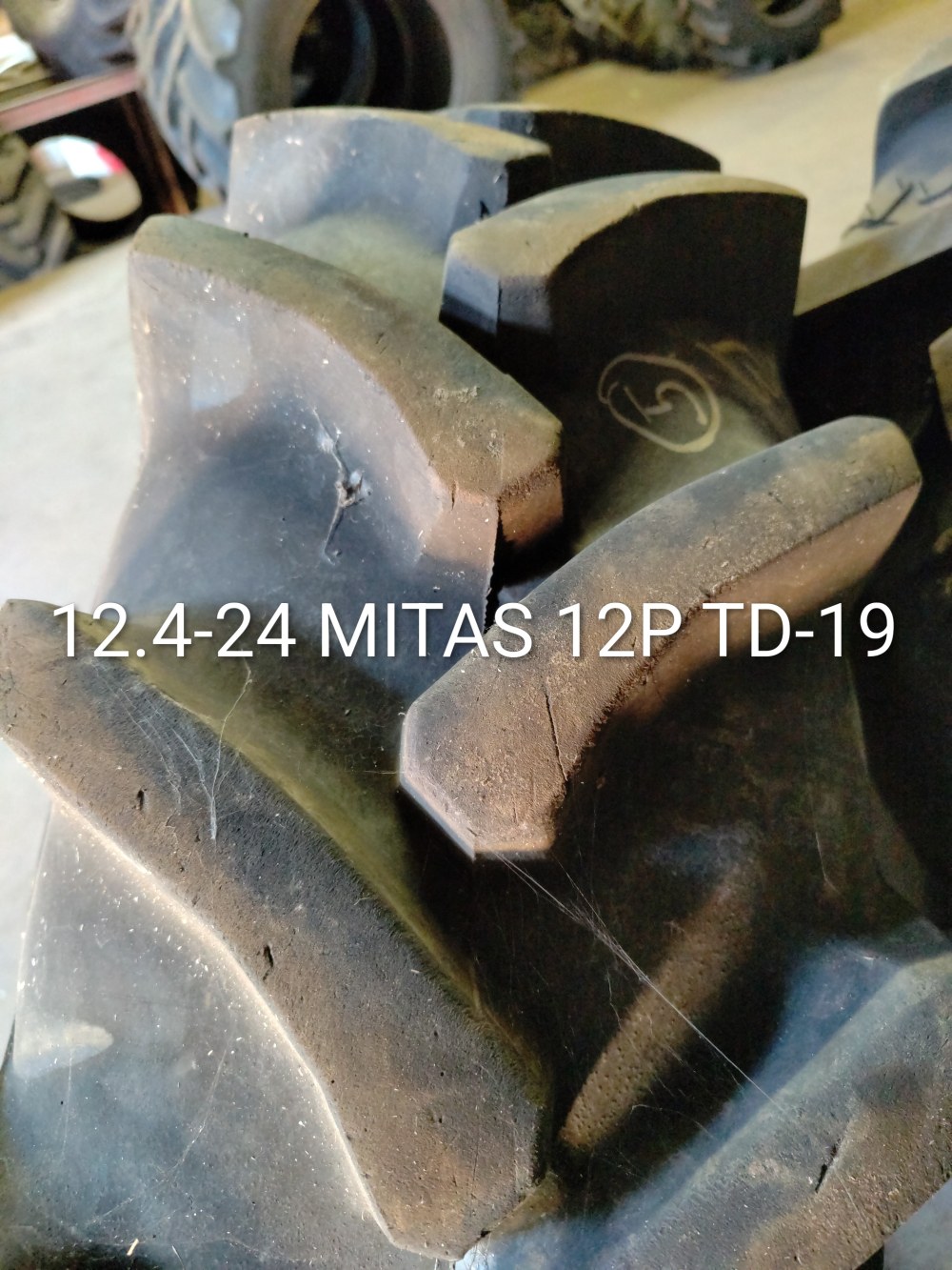 Pneu 12.4-24