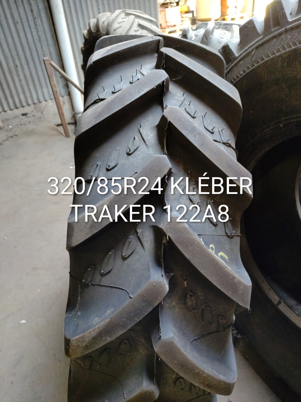 Pneu 320/85R24 (12.4R24)
