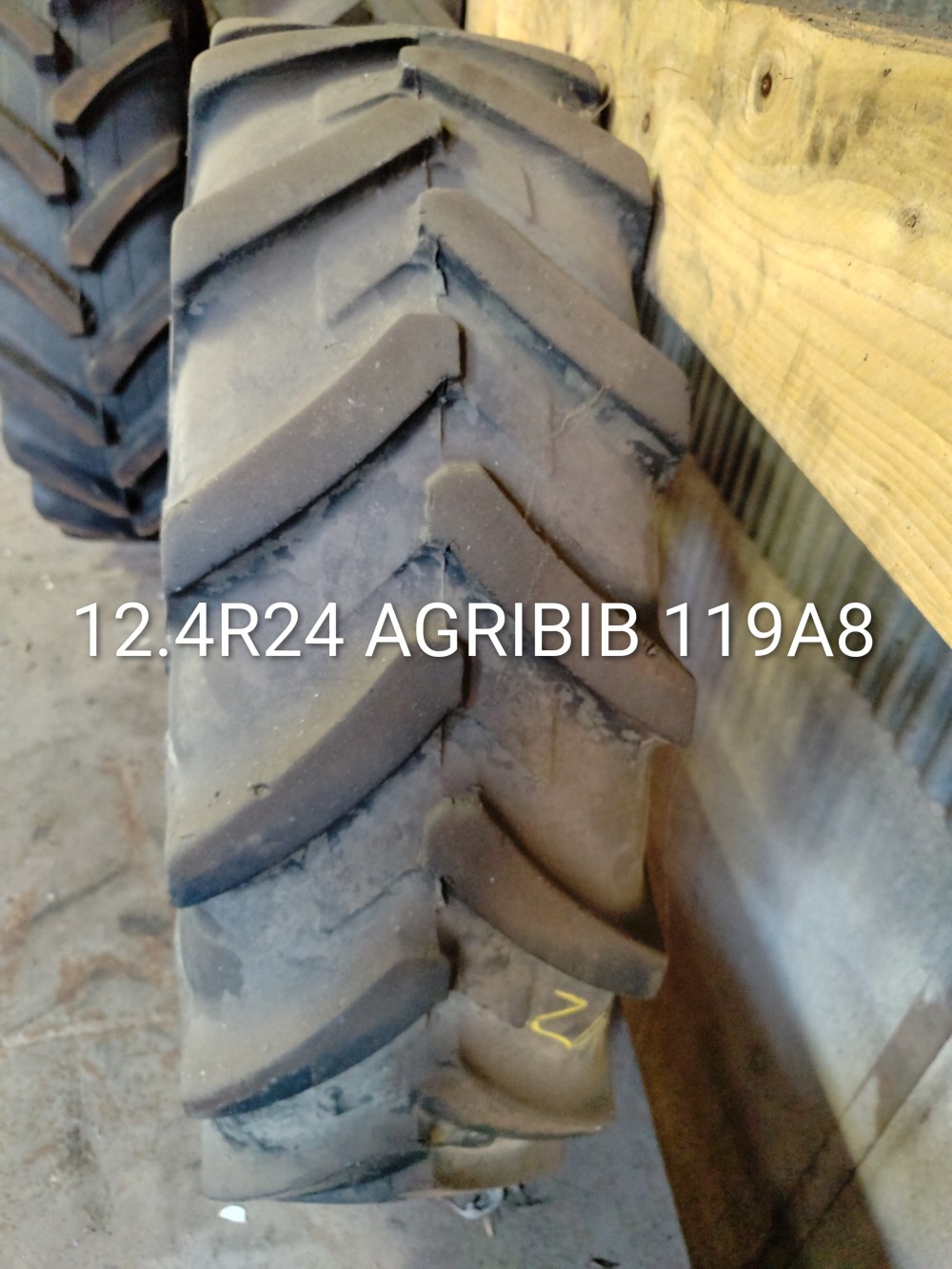Pneu 12.4R24 (320/85R24)