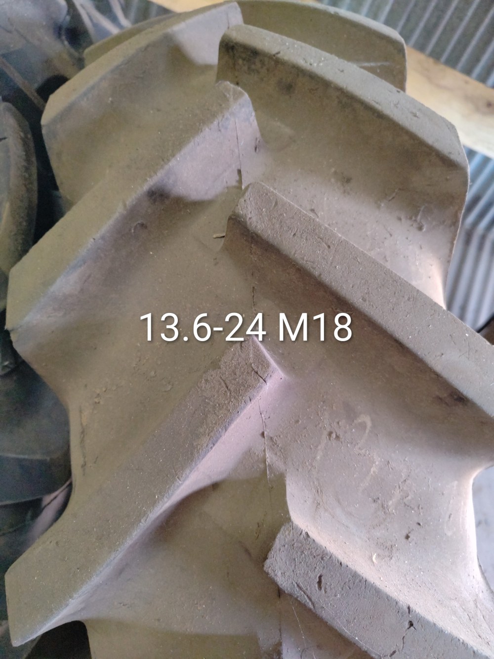 Pneu 13.6-24