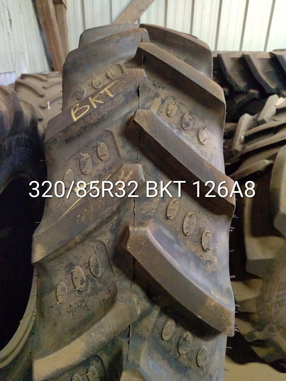 Pneu 320/85R32 (12.4R32)