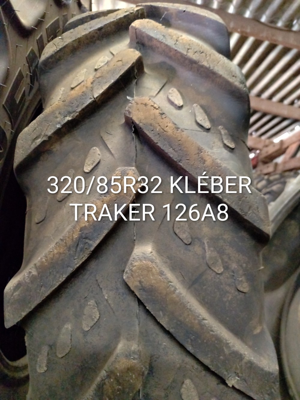 Pneu 320/85R32 (12.4R32)