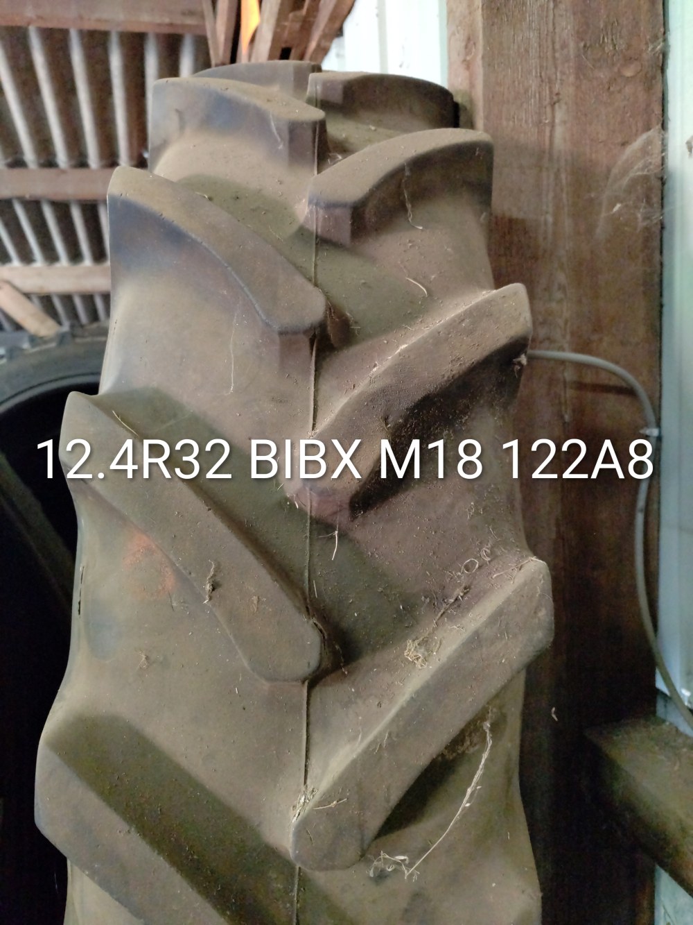 Pneu 12.4R32