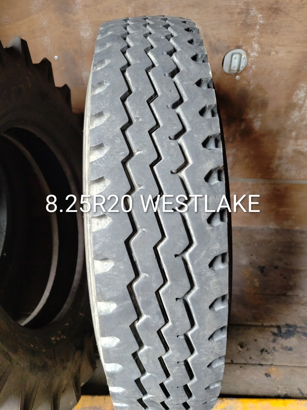 Pneu 8.25R20