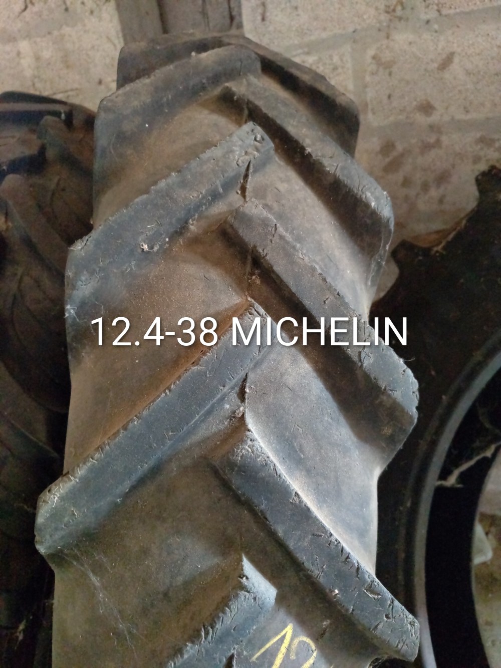 Pneu 12.4-38