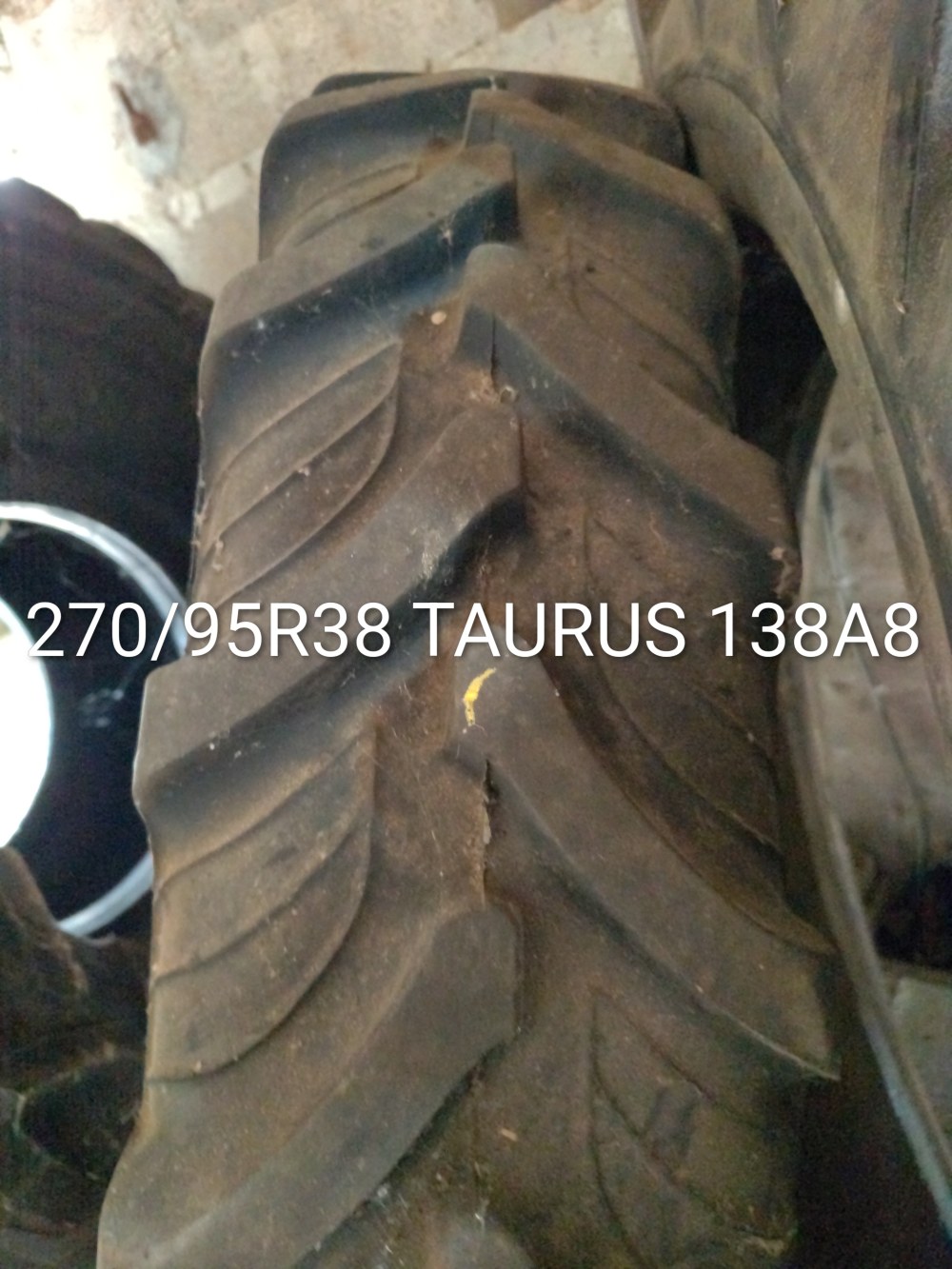 Pneu 270/95R38 (11.2R38)