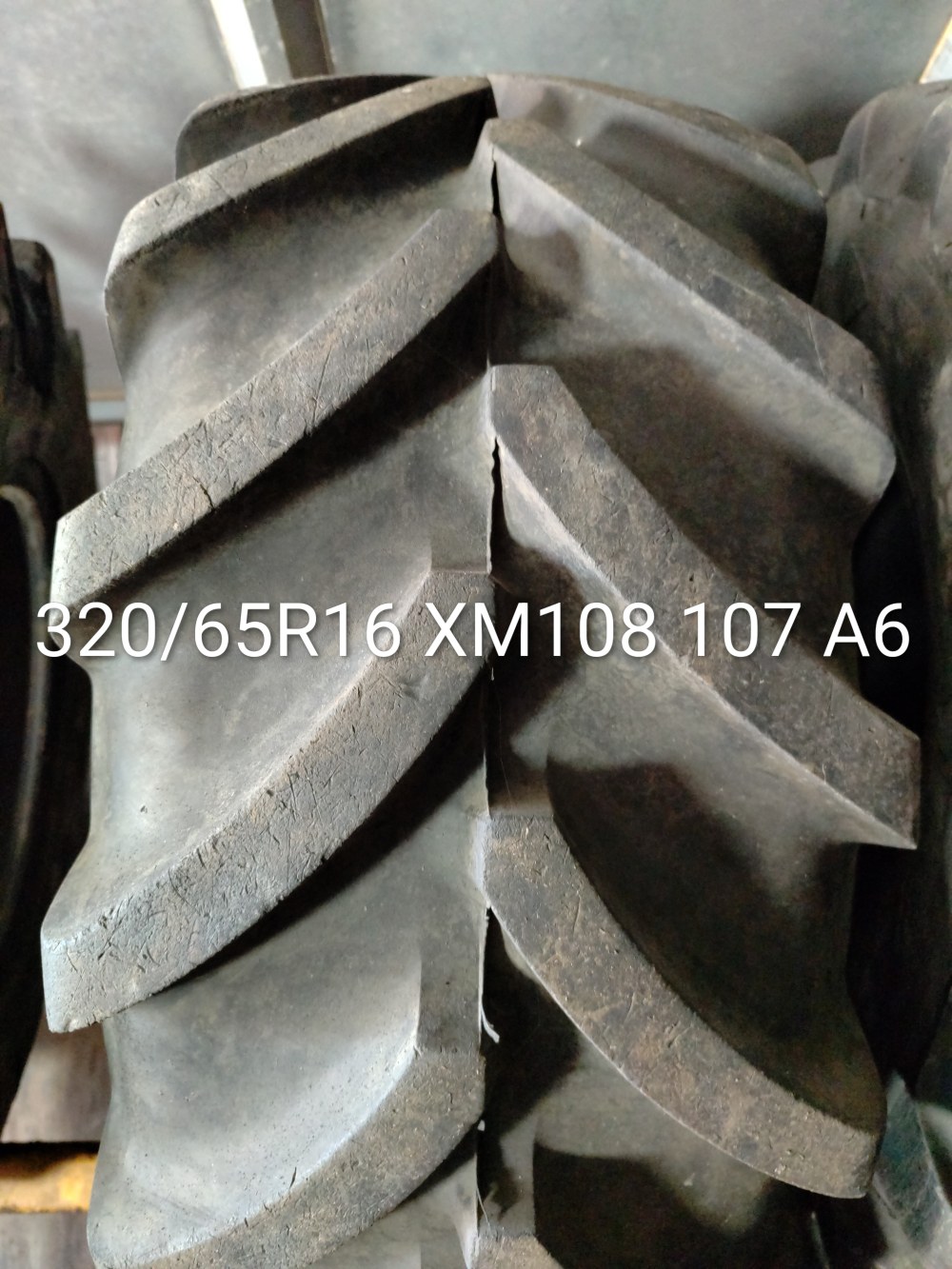 Pneu 320/65R16