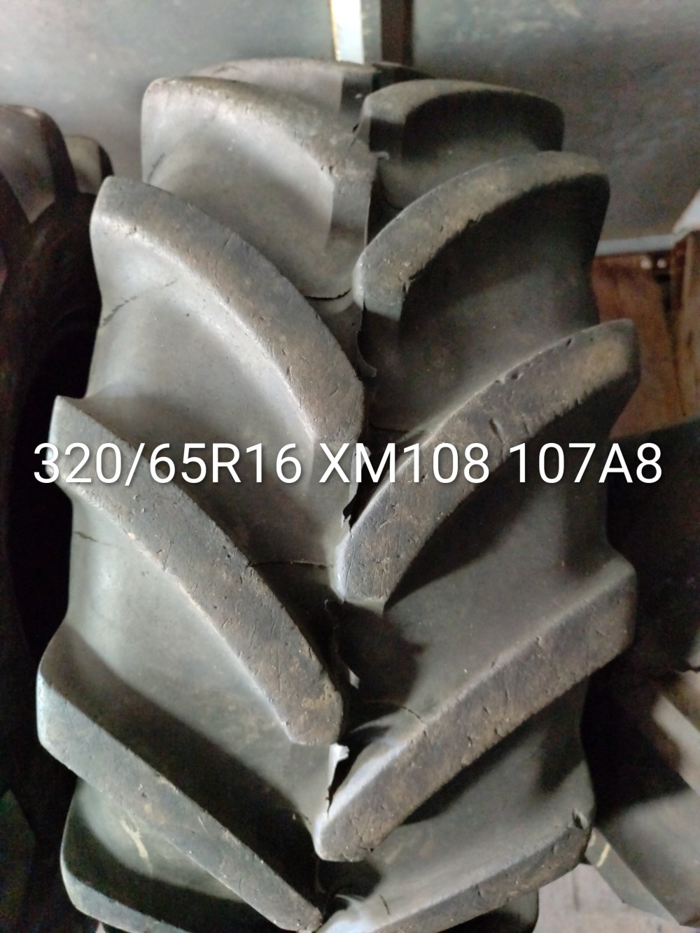 Pneu 320/65R16