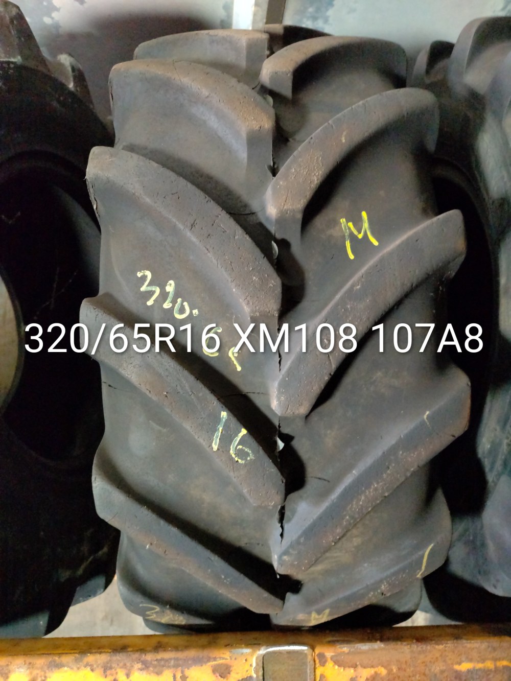 Pneu 320/65R16