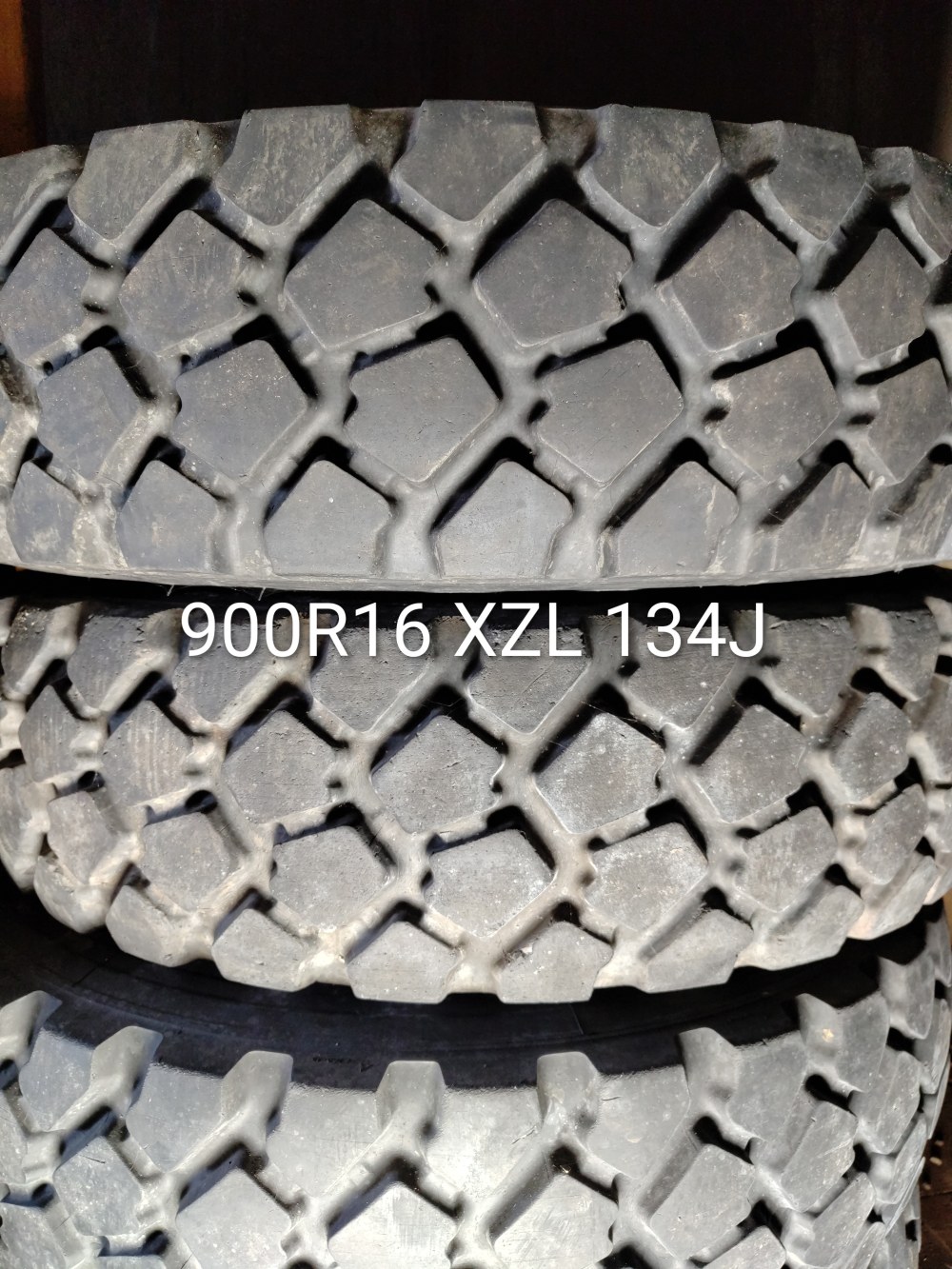 Pneu 255/100R16 (900R16)