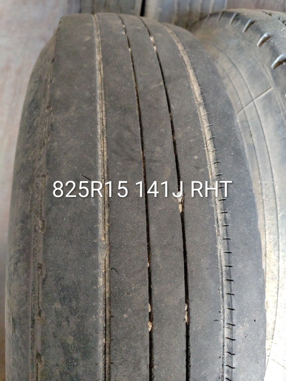 Pneu 825R15
