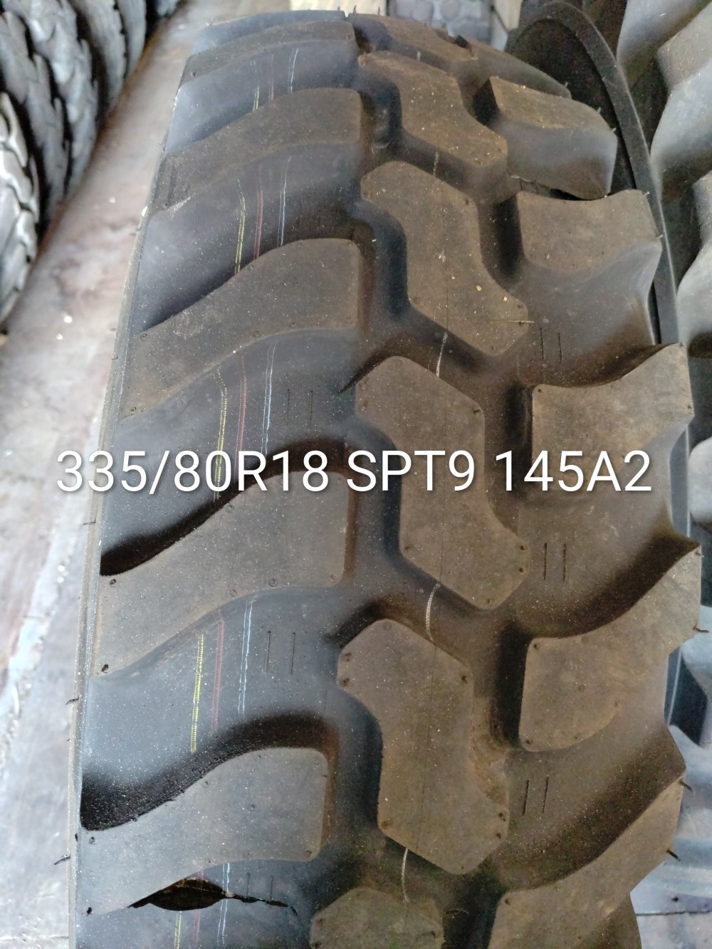 Pneu 335/80R18 (12.5R18)