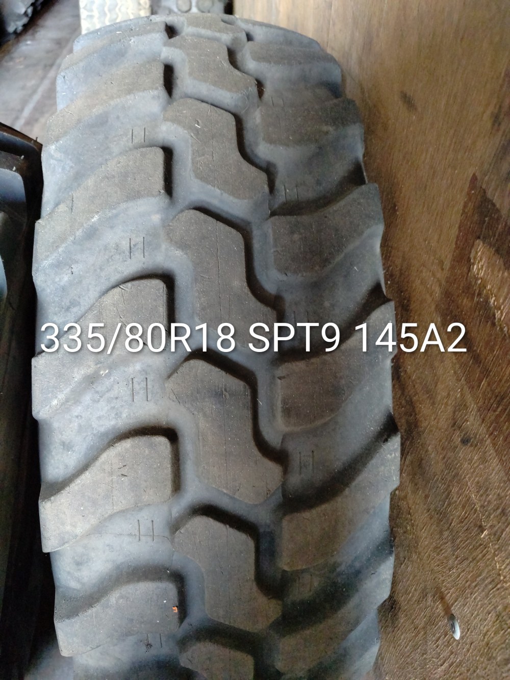 Pneu 335/80R18 (12.5R18)