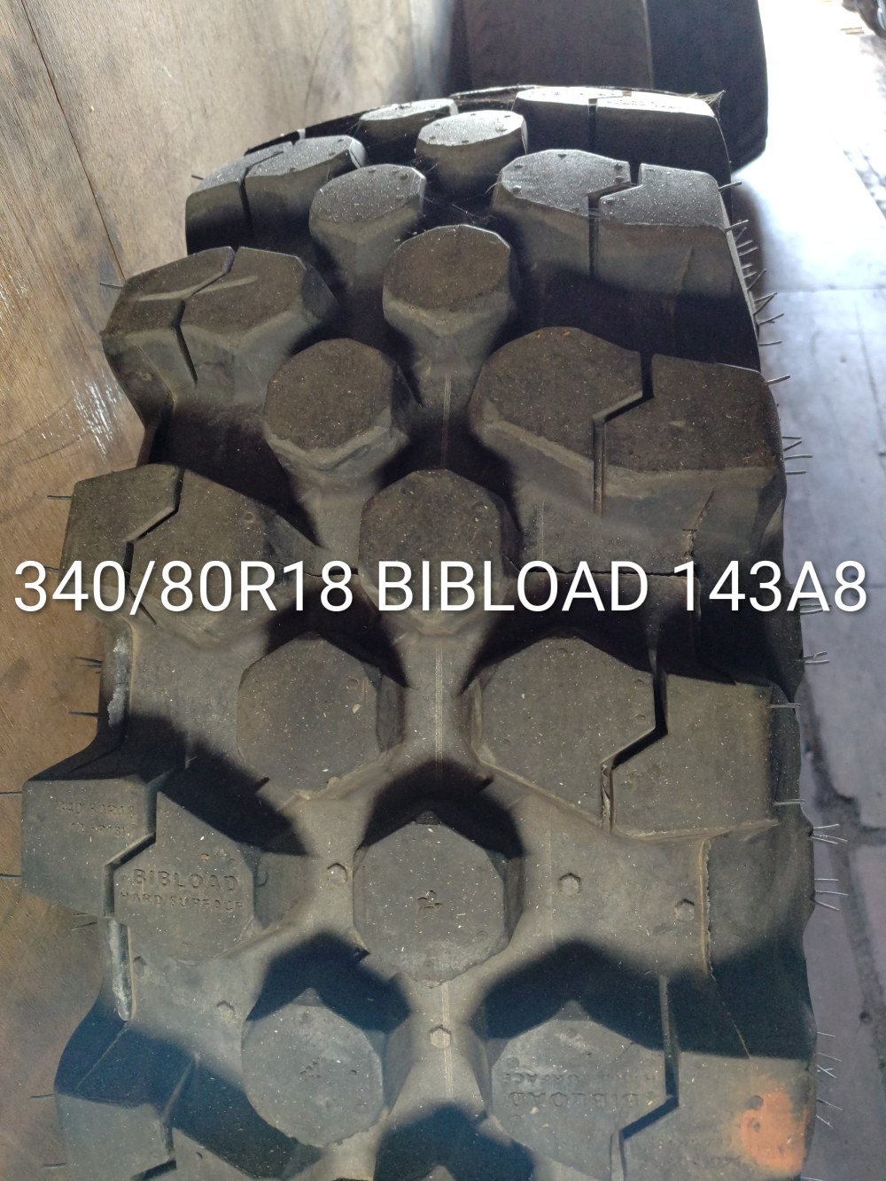 Pneu 340/80R18 (12.5R18)