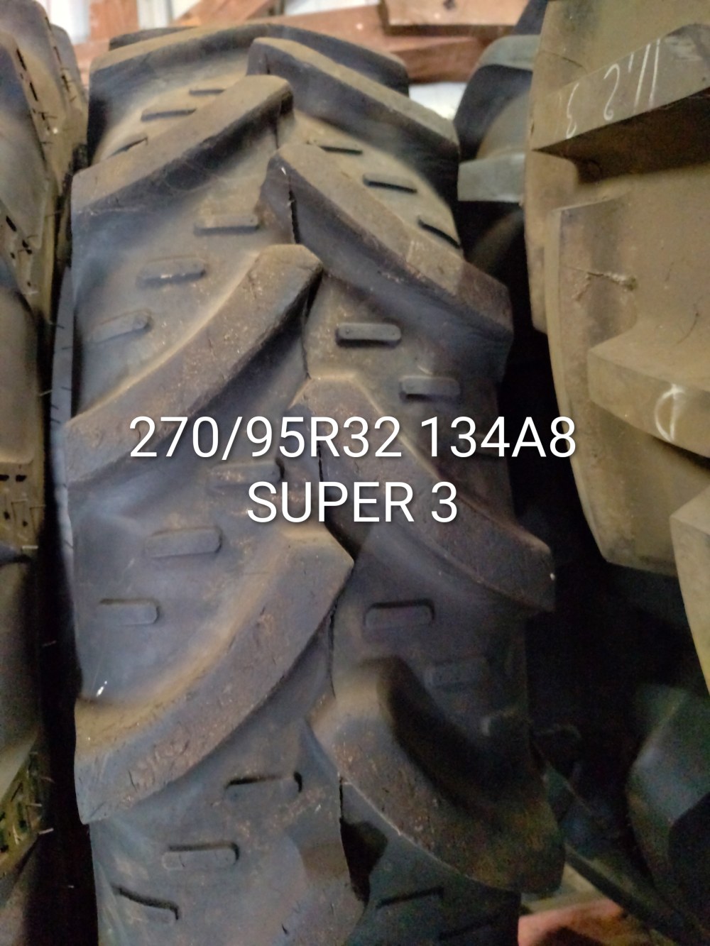 Pneu 270/95R32 (11.2R32)