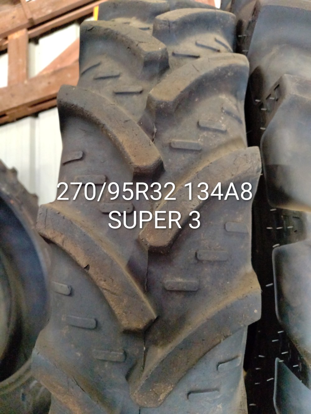 Pneu 270/95R32 (11.2R32)
