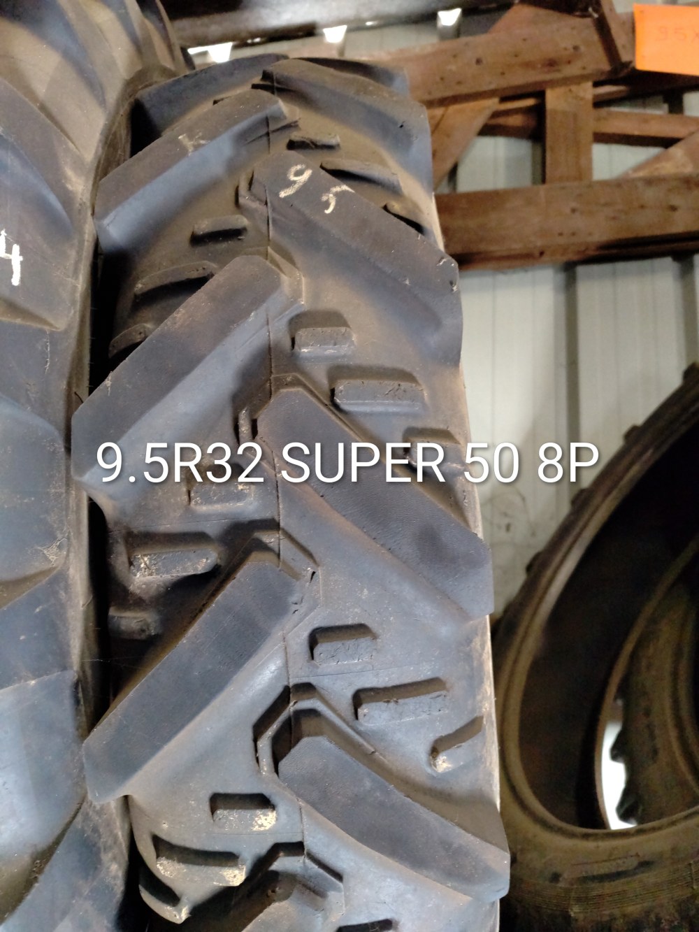 Pneu 9.5R32 (230/95R32)