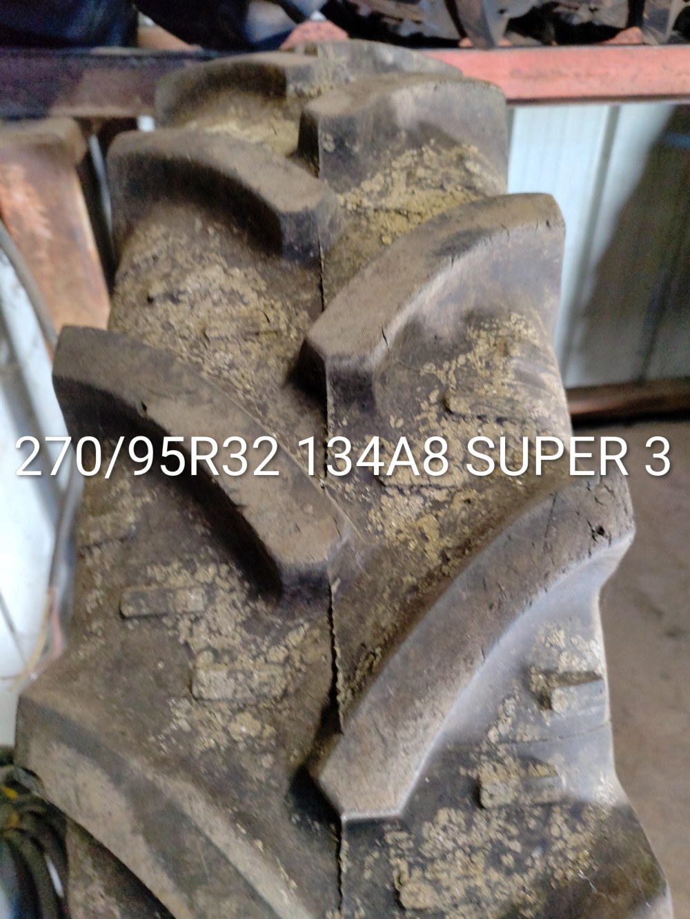 Pneu 270/95R32 (11.2R32)