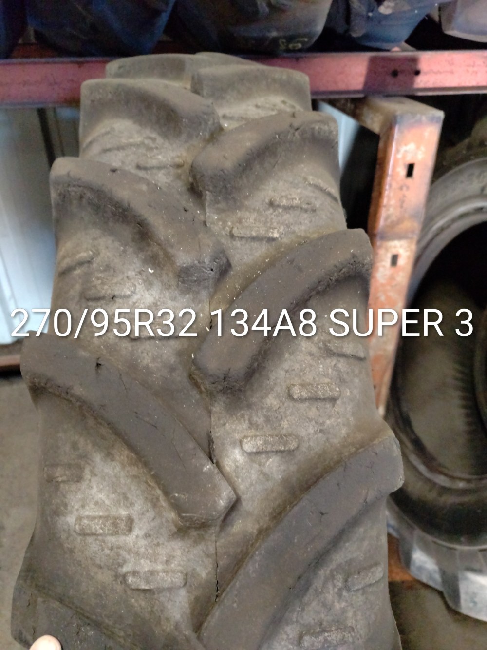 Pneu 270/95R32 (11.2R32)
