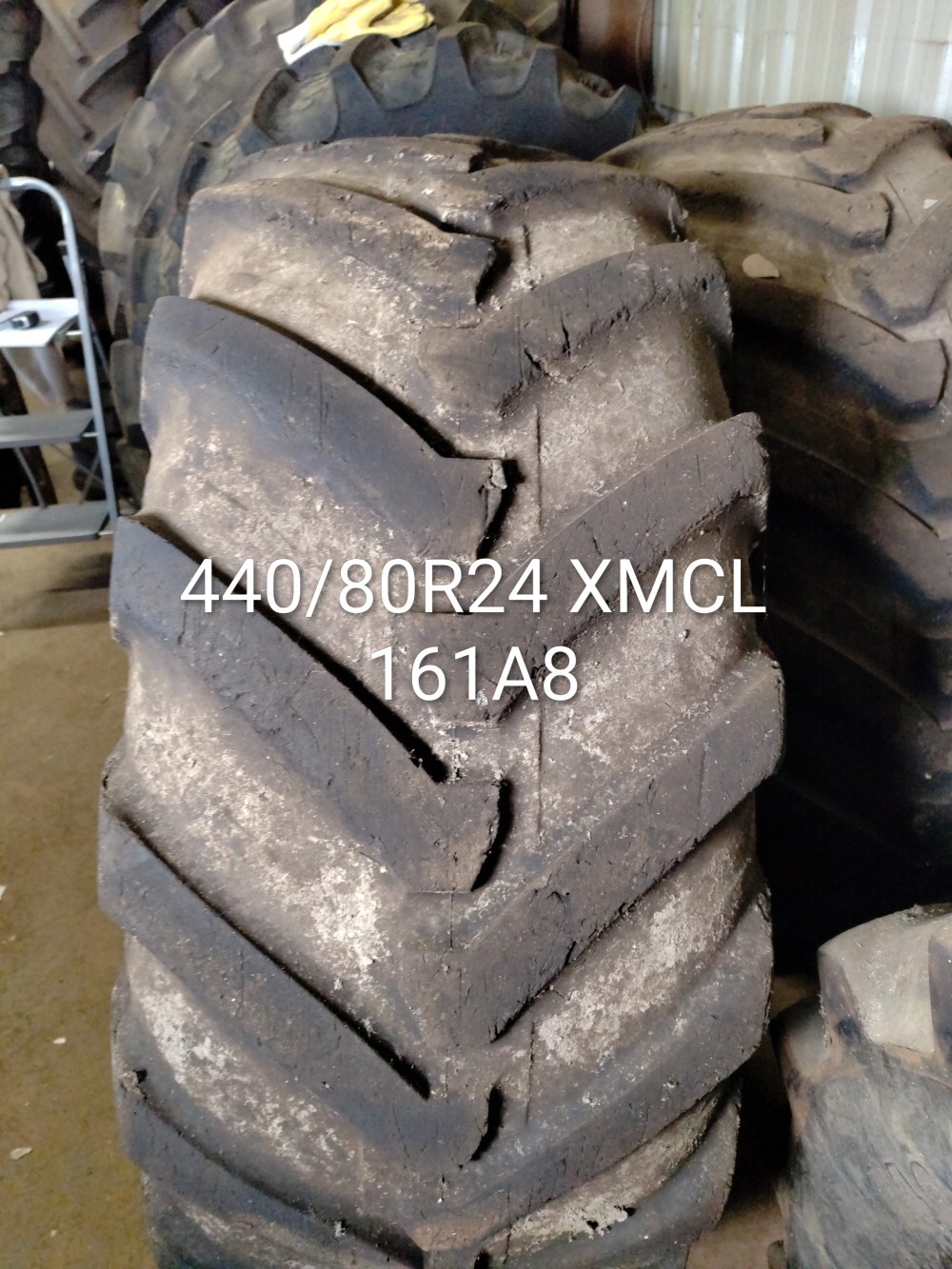 Pneu 440/80R24 (16.9R24)