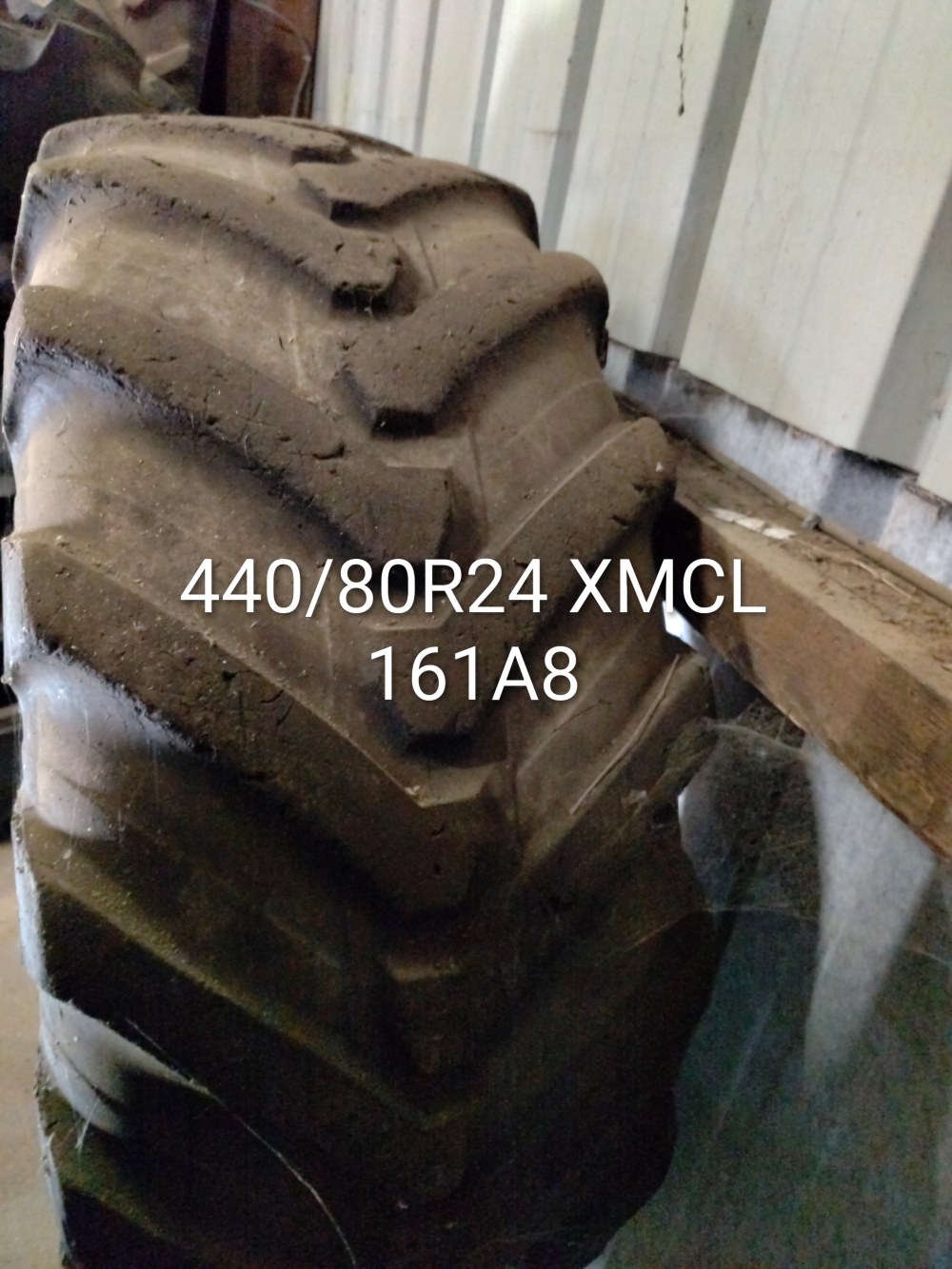 Pneu 440/80R24 (16.9R24)